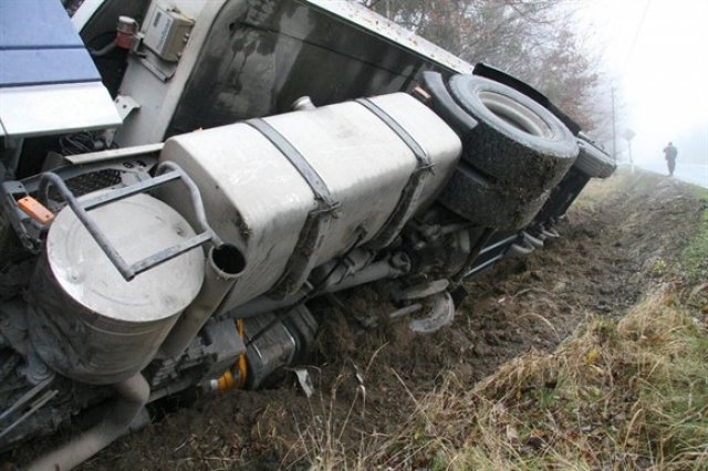 Tobb_tonna_szappan_zudult_az_utra_a_83-ason