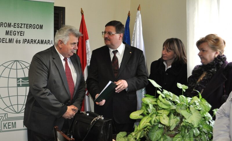 Irodat_nyitott_a_KEMKIK_Kisberen