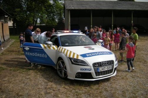 Latogatas_a_rendorsegen