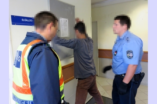 Rendorkezen_a_betorok