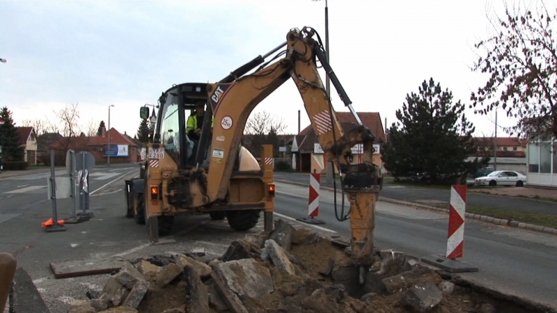 epitkeznek_a_Dozsa_Gyorgy_uton