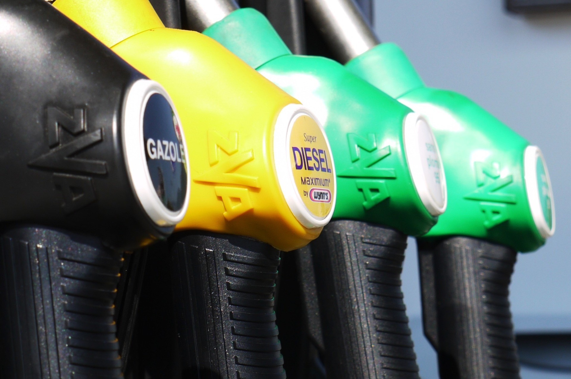 A benzin ára nő, a dízelé csökken pénteken