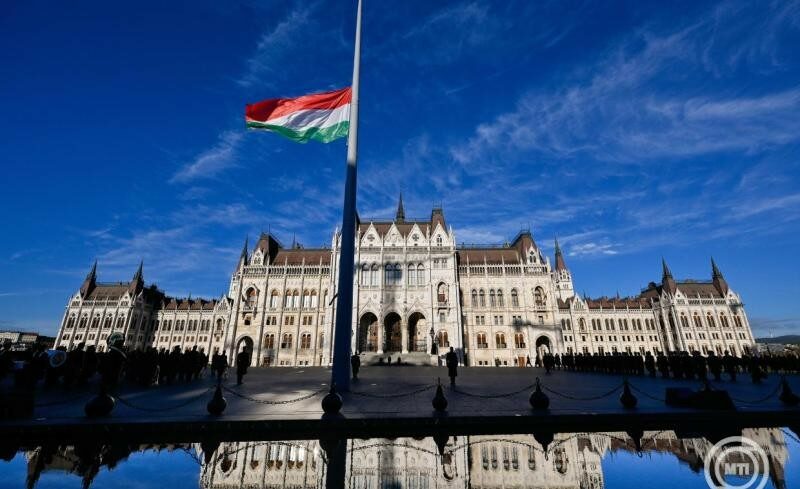 img_Aradi_vertanuk_-_Felvontak__majd_felarbocra_engedtek_a_nemzeti_lobogot_az_Orszaghaz_elott-3