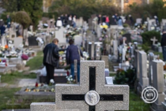 img_Halottak_napja_-_Polgarorok_is_segitik_a_biztonsagos_emlekezest_a_temetokben-6