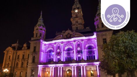 Lilába borul ma több épület