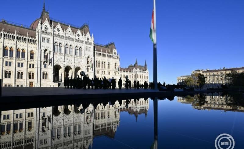 img_Nemzeti_gyasznap_-_Felvontak__majd_felarbocra_engedtek_a_nemzeti_lobogot_az_Orszaghaz_elott-1