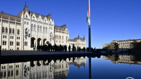 Nemzeti gyásznap – Felvonták, majd félárbócra engedték a nemzeti lobogót az Országház előtt