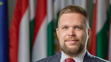 Pintér Bence miniszterelnök-jelölti vitára hívta a győri városházára Orbán Viktort és Magyar Pétert