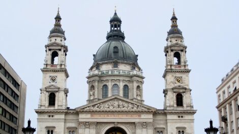 Szentmisével, fényfestéssel és koncerttel ünnepelték a 120 éves a Szent István-bazilikát