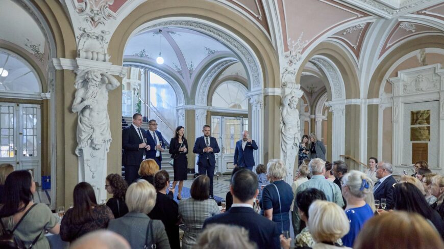 img_Szocialis_munkasokat_koszontottek-1