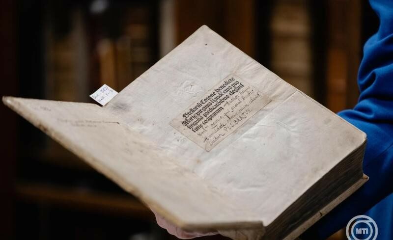 img_Egyedulallo_gyujtemenyt_kapott_a_Magyar_Tudomanyos_Akademia