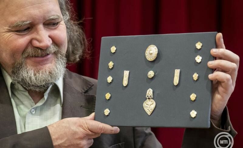 img_Honfoglalas_kori_sirokat_tartak_fel_a_regeszek