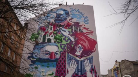 Jókai Mórt ábrázoló tűzfalfestés készült a budapesti Kis Diófa utcában