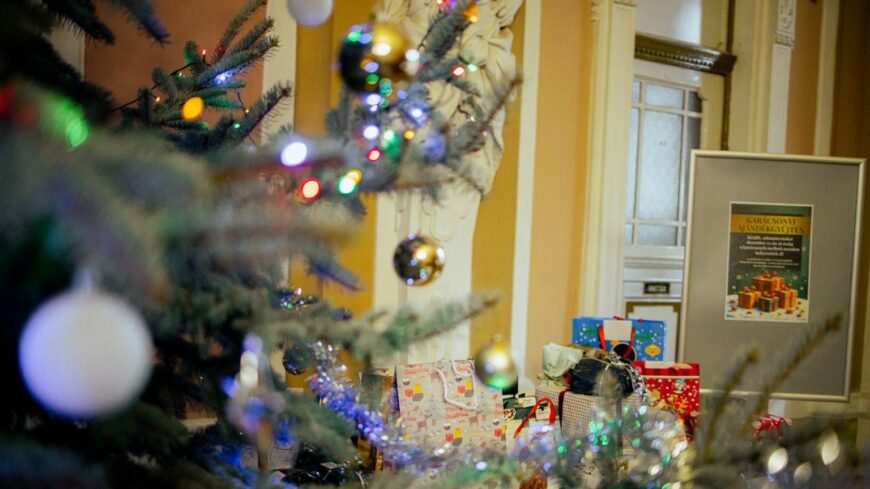 img_Varoshazi_karacsony__ajandekokat_gyujtottek