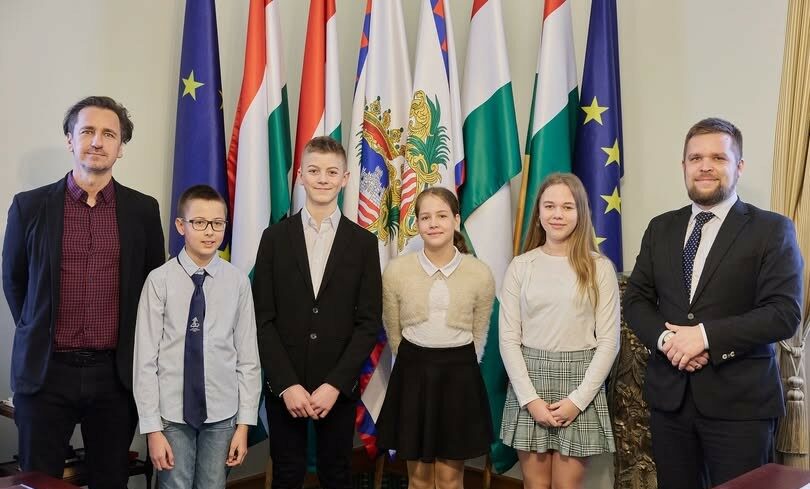 img_A_Magyarsag_KicsiNagykovetei_a_Varoshazan-1