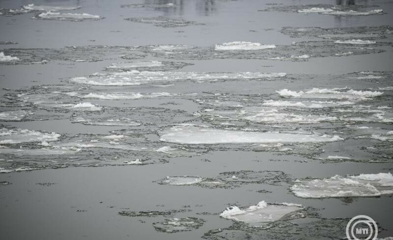 img_Egyes_szakaszokon_mar_a_Duna_is_elkezdett_befagyni-2