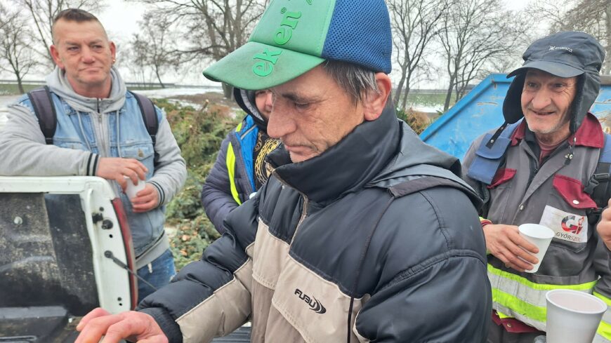 img_Forro_teaval_segiti_a_hidegben_dolgozo_munkatarsait_a_Gyor-Szol