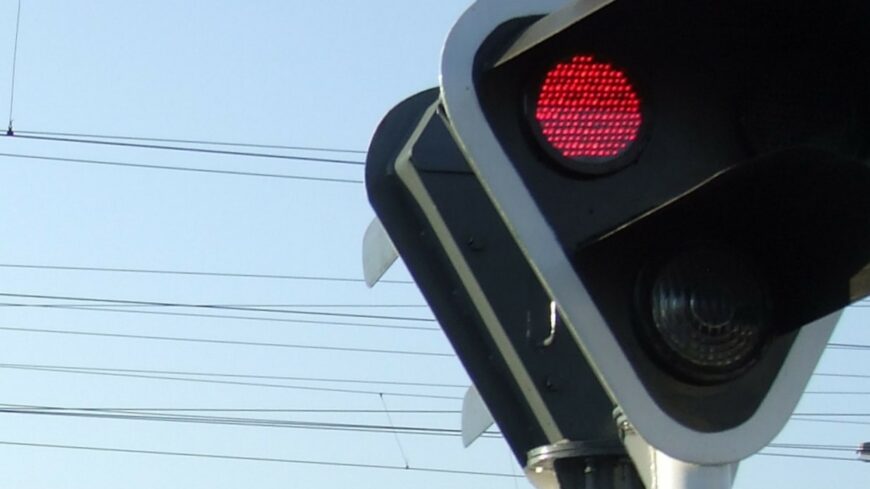 img_Pirosnal_hajtott_a_sinekre__levitte_a_sorompot_is