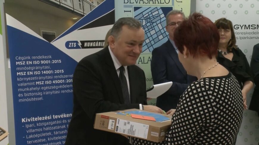 img_Raszorulo_diakoknak_gyujtottek_a__belvarosi_angyalok_-1