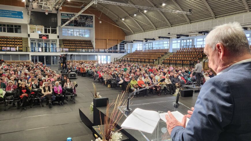 img_A_Vill-Korr_tortenetet_mutatta_be_Gasztonyi_Laszlo_a_nyugdijasegyetem_nyito_eloadasan