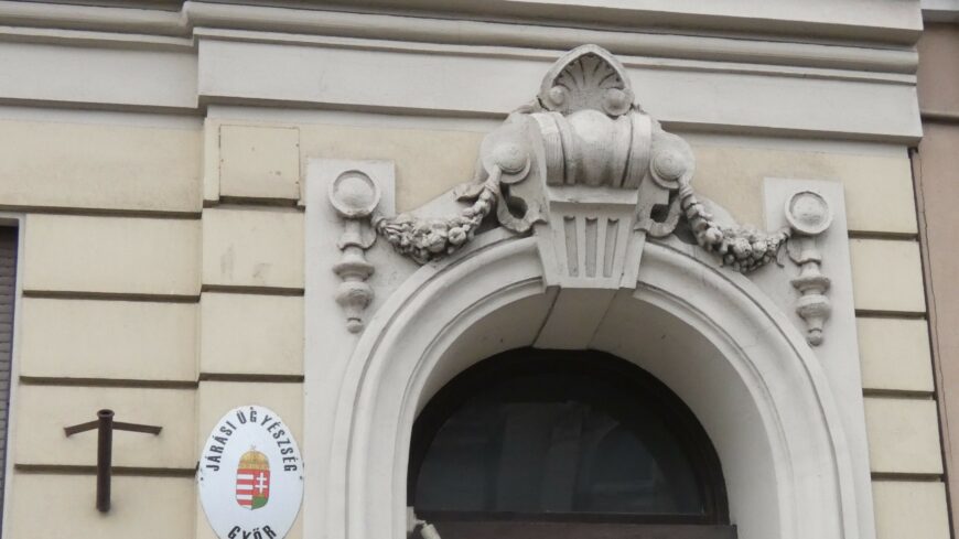 img_A_sertett_arcahoz_nyomta_az_ego_cigarettat-3