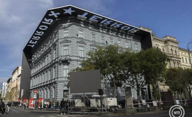 img_Februar_17-tol_emlekeznek_az_aldozatokra