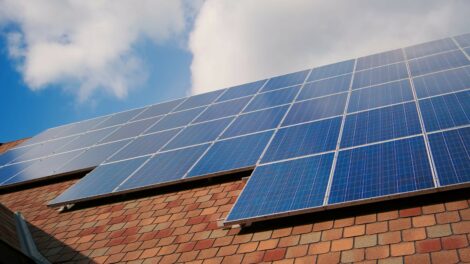 Holnaptól lehet pályázni napelemes energiatároló telepítésére