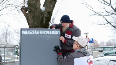 Indul a kampány: fém tartóállványokat helyezett ki a Győr-Szol