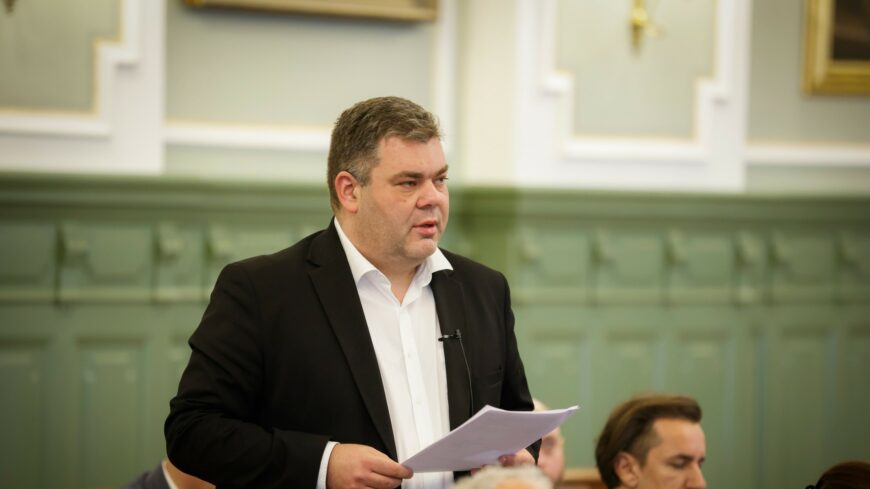 img_Ket_ugy_Pinterekkel_szemben-1