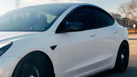 Kína betiltja a rejtett kilincseket az elektromos autókban – a Tesla is kénytelen változtatni