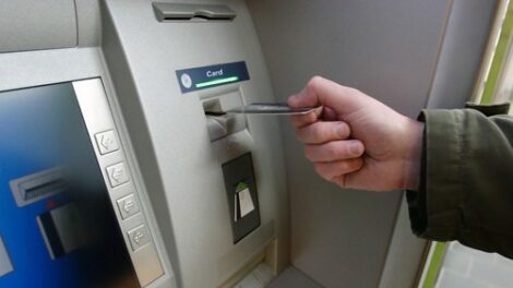 Mától havi 300 ezer forintot lehet ingyenesen felvenni bankautomatákból
