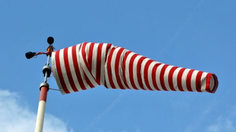 Viharos széllel érkezett meg a hidegfront, a vasúton máris vannak fennakadások