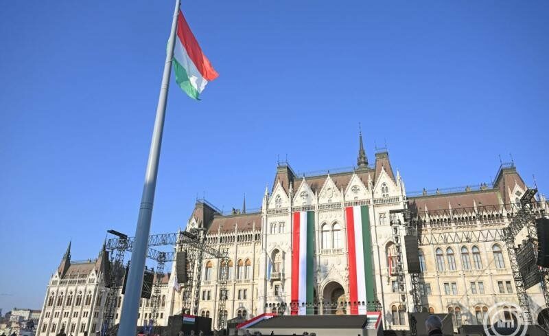 img_Felvontak_a_nemzeti_lobogot_az_Orszaghaz_elott-3