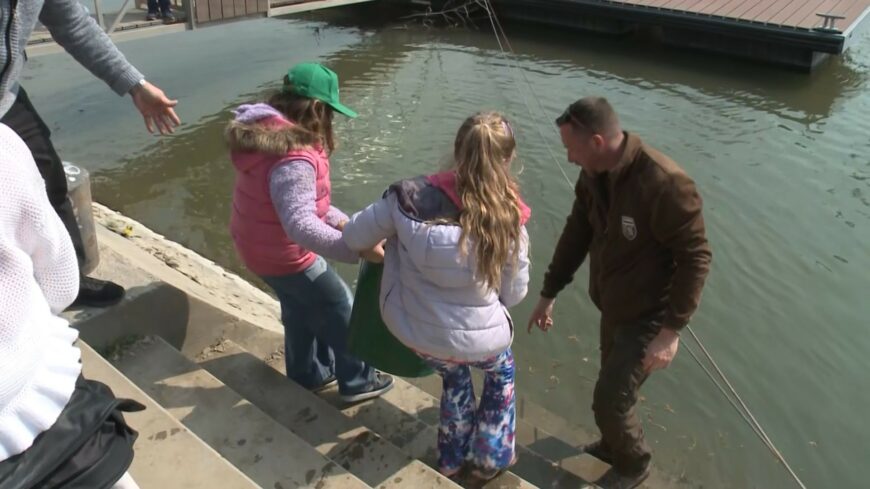 img_Gyerekek_telepitettek_halakat_a_Mosoni-Dunaba-3