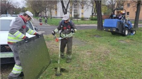 Megkezdődött a fűnyírás Győr közterületein