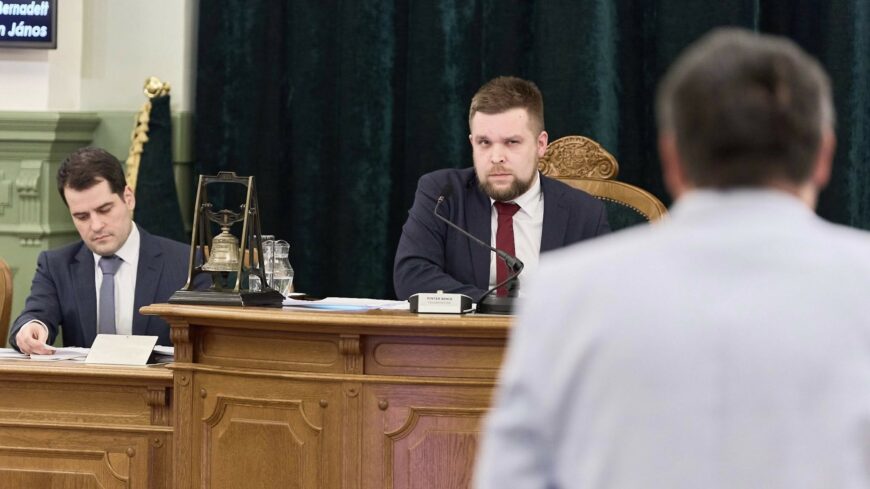 img_Megrovast_kapott_a_polgarmester_a_kozgyulestol-1