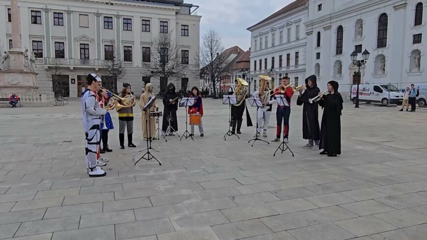 img_Szuperhosok_zeneltek_Gyor_belvarosaban
