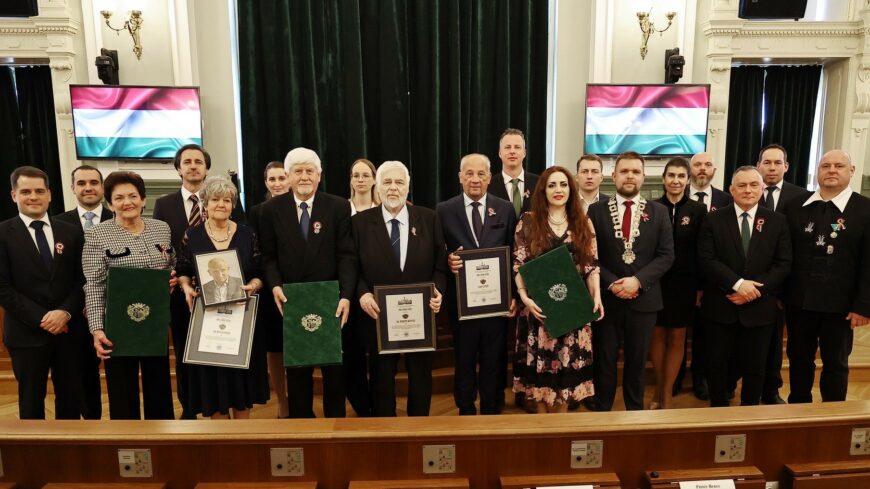 img_atadtak_a_diszpolgari_cimeket_es_a_Pro_Urbe-dijakat