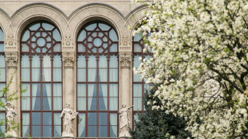 img_Ingyenes_tarlatvezetes_es_zenes_versfuzer_a_Pesti_Vigadoban