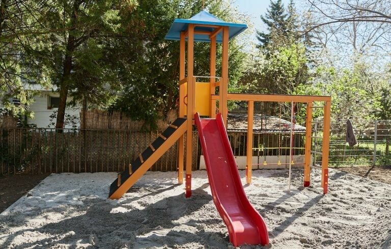 img_Megerkezett_az_utolso_adomany_is_a_Bagolyvar_Gyermekotthon_megujulo_udvarara