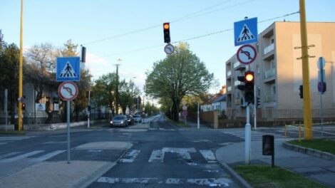 Piroson áthajtva elütött egy gyalogost, majd elhajtott