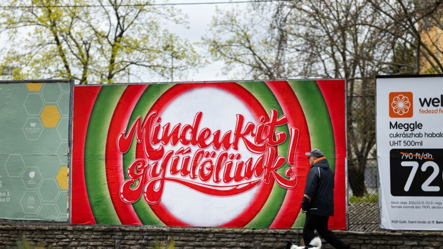 img_Reagaltak_Borsi_kozgyulesi_felszolalasara__Ne_takarozzanak_a_plakatunkkal__inkabb_nezzenek_onok_is_tukorbe_-1