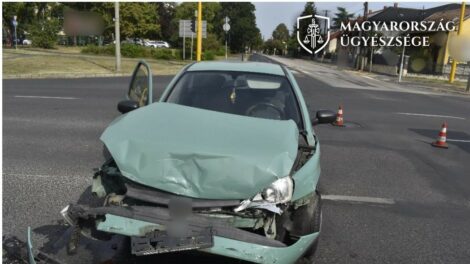 Átment a piroson, súlyos balesetet okozott