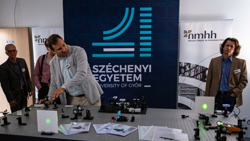 img_A_cel_a_sajat_muhold__ket_laborral_bovult_az_egyetem-1