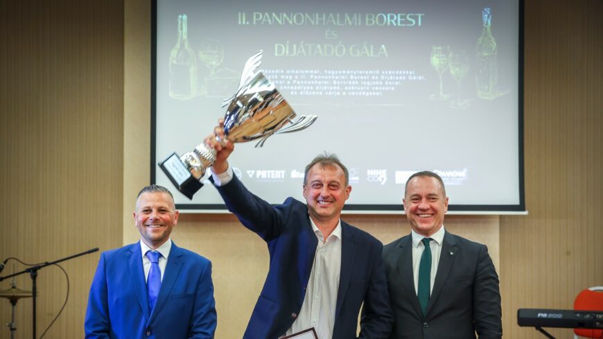 img_Kivalo_borokkal_es_rangos_dijakkal_unnepelt_a_Pannonhalmi_borvidek-1