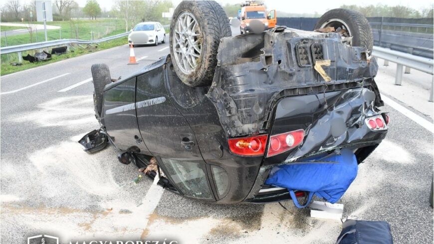 img_Felborult_az_auto__mert_a_sofor_elejtette_a_kavespoharat-2