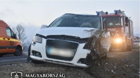 Frontálisan ütköztek, majd szó nélkül ott hagyták a másik autóst