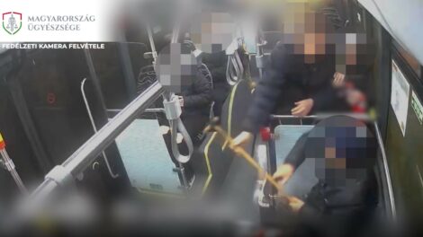 Sétabottal ütött a buszon a verekedős, idős utas (VIDEÓ)