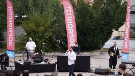 Váratlanul felbukkant Beton.Hofi egy soproni tanévzárón