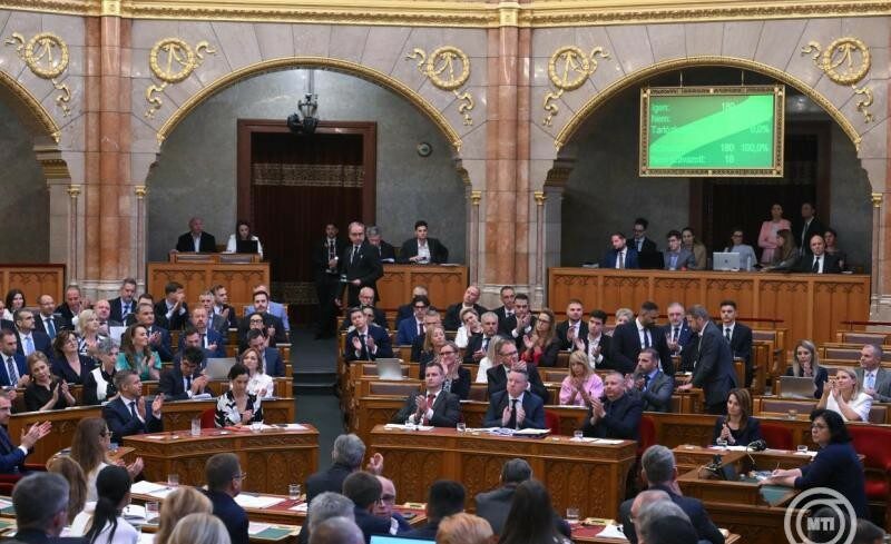 img_Alkotmanybirot_valaszthat_a_parlament